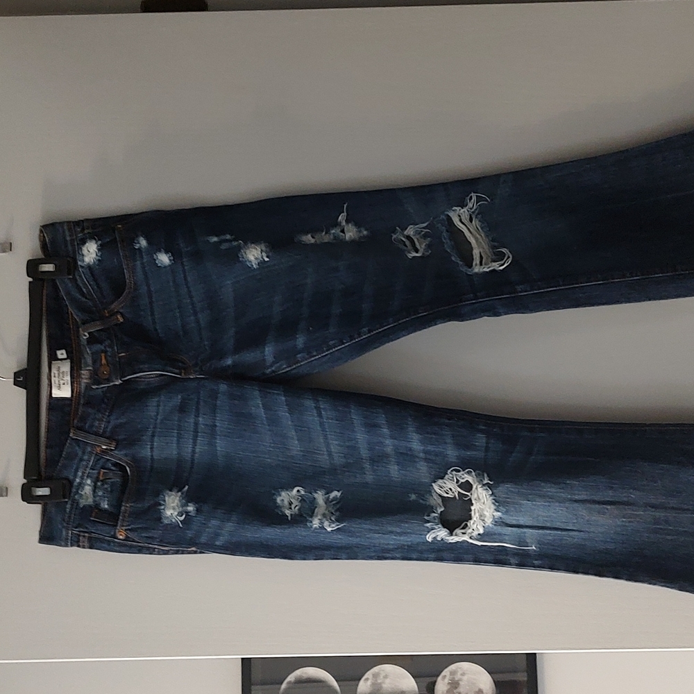 Women’s Abercrombie & Fitch Distressed bootcut/flare jeans 👖 EUC, size 6